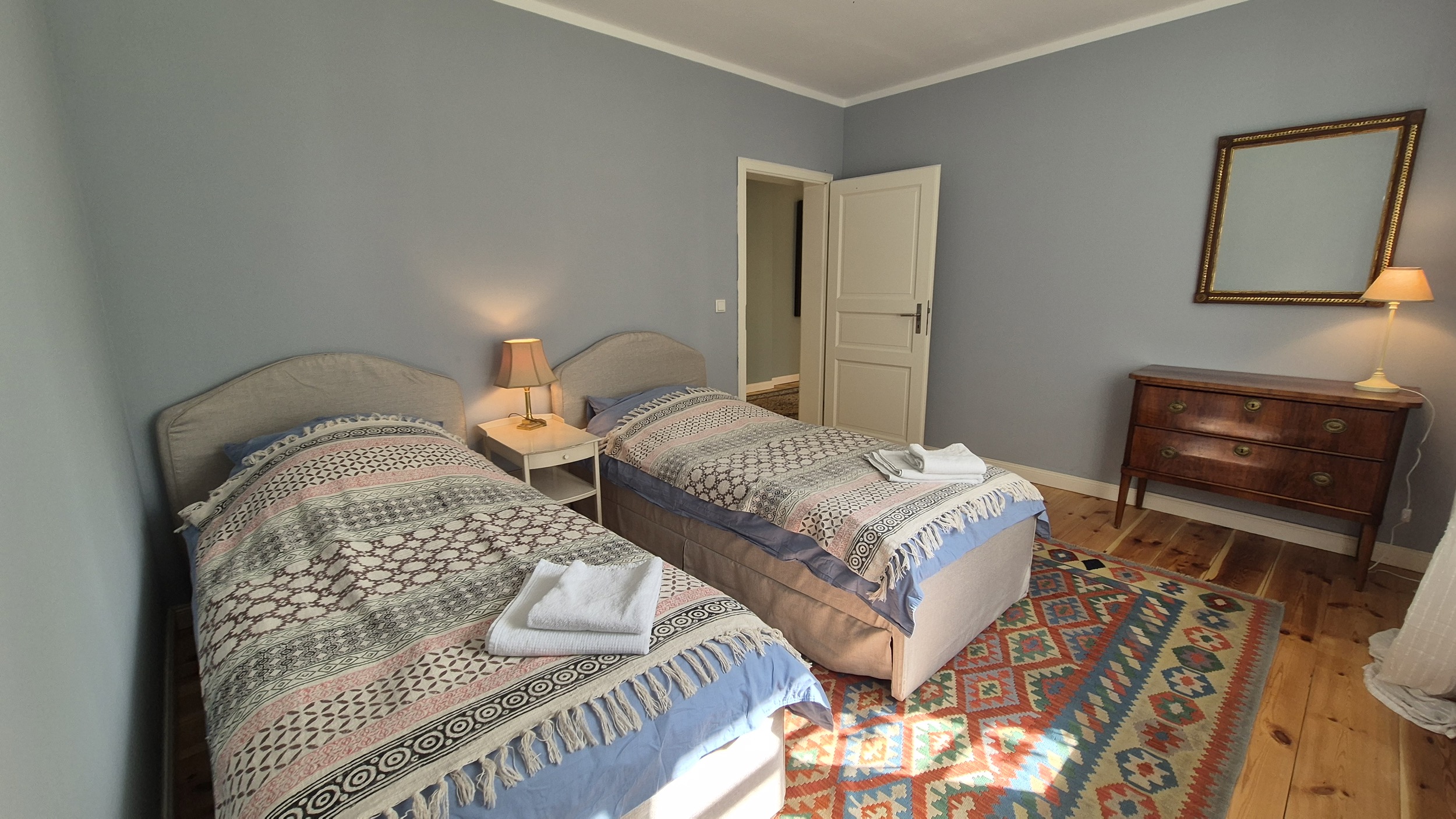 Blaues Zimmer Doppelbetten Villa Kehrsdorf Briesen 7