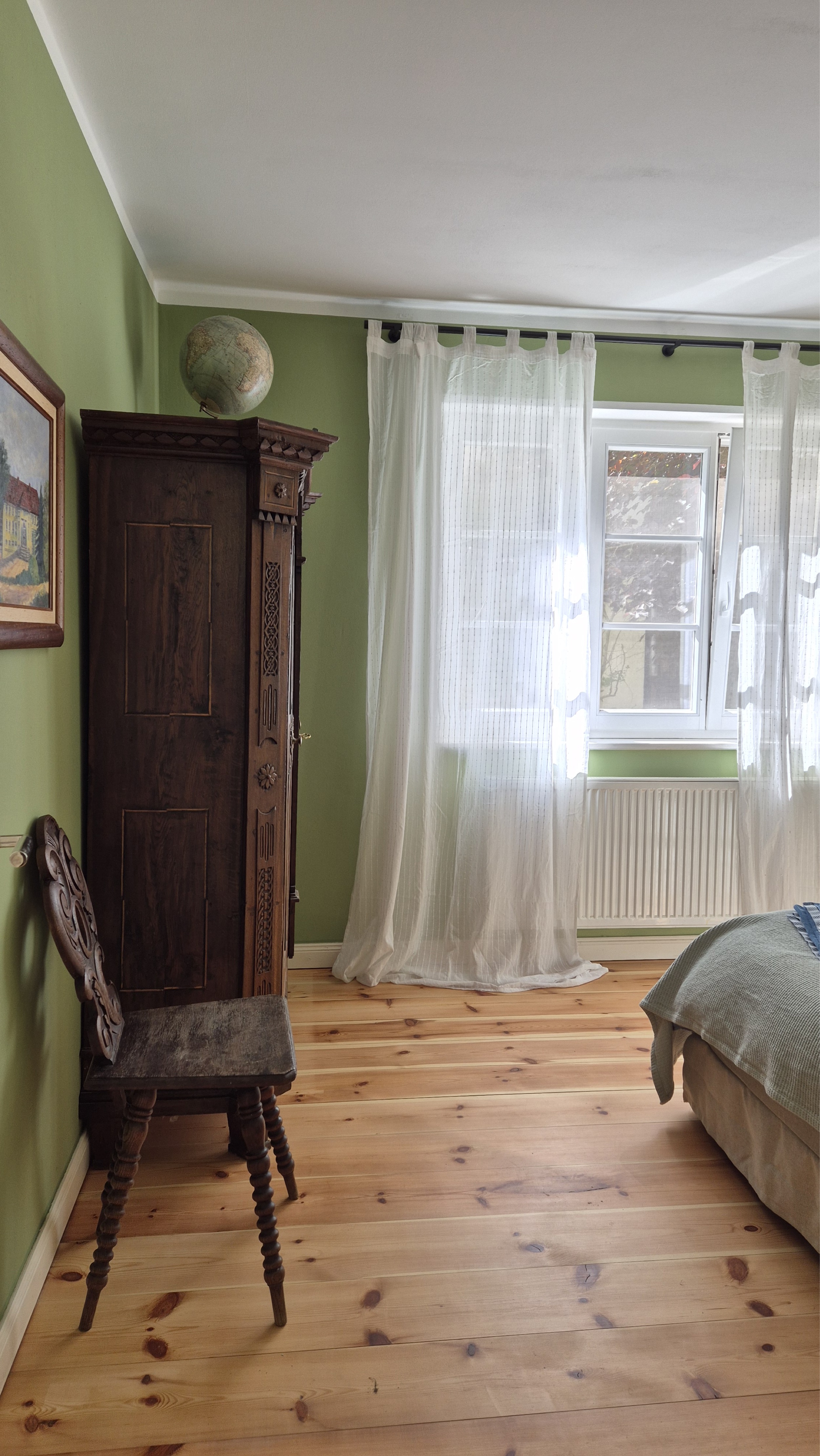 Gruenes-Zimmer-Doppelbett-Villa-Kehrsdorf-Briesen-10