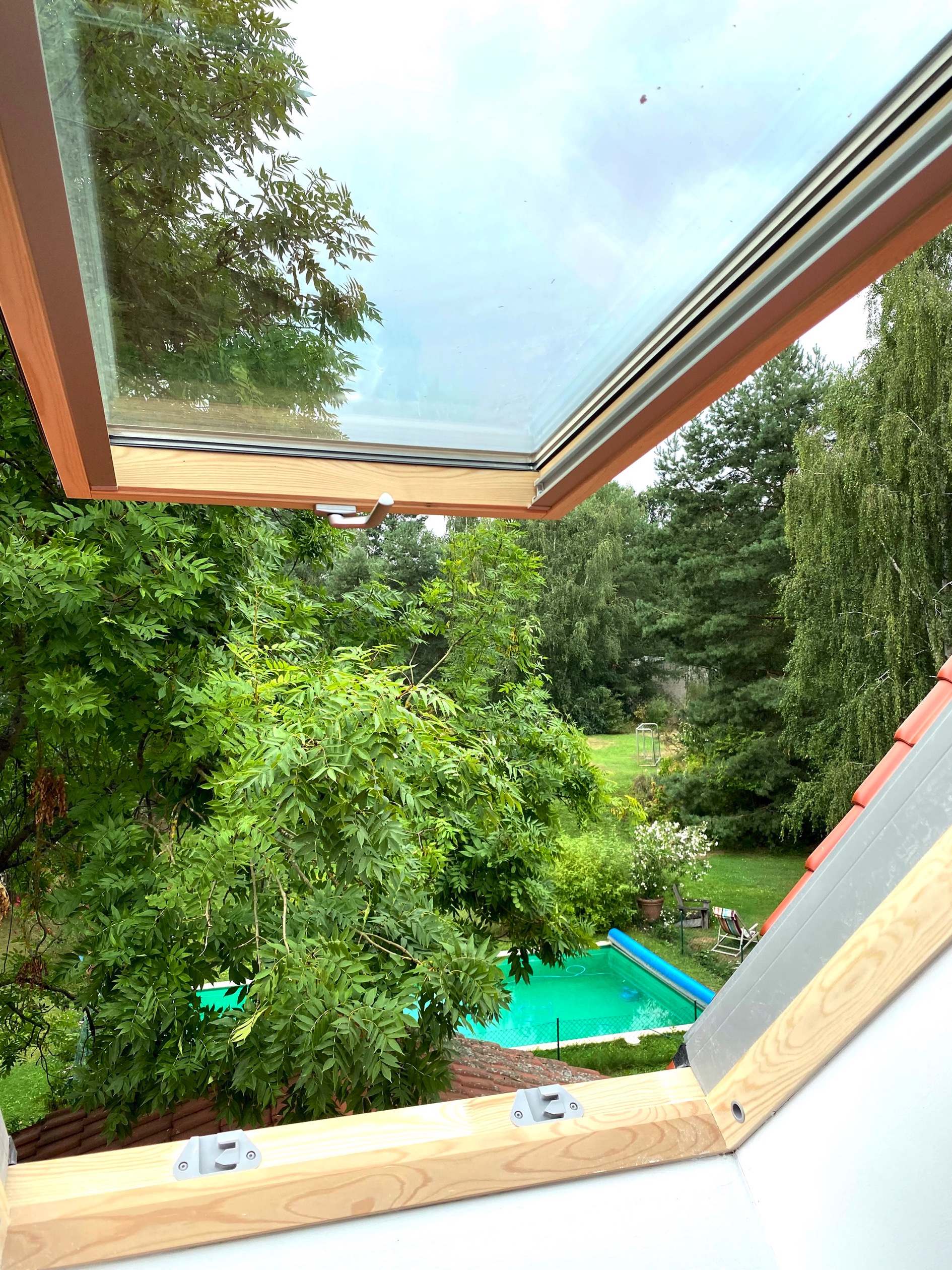 Schlafzimmer-dachgeschoss-blick-auf-pool-villa-kersdorf-briesen-ferienhaus