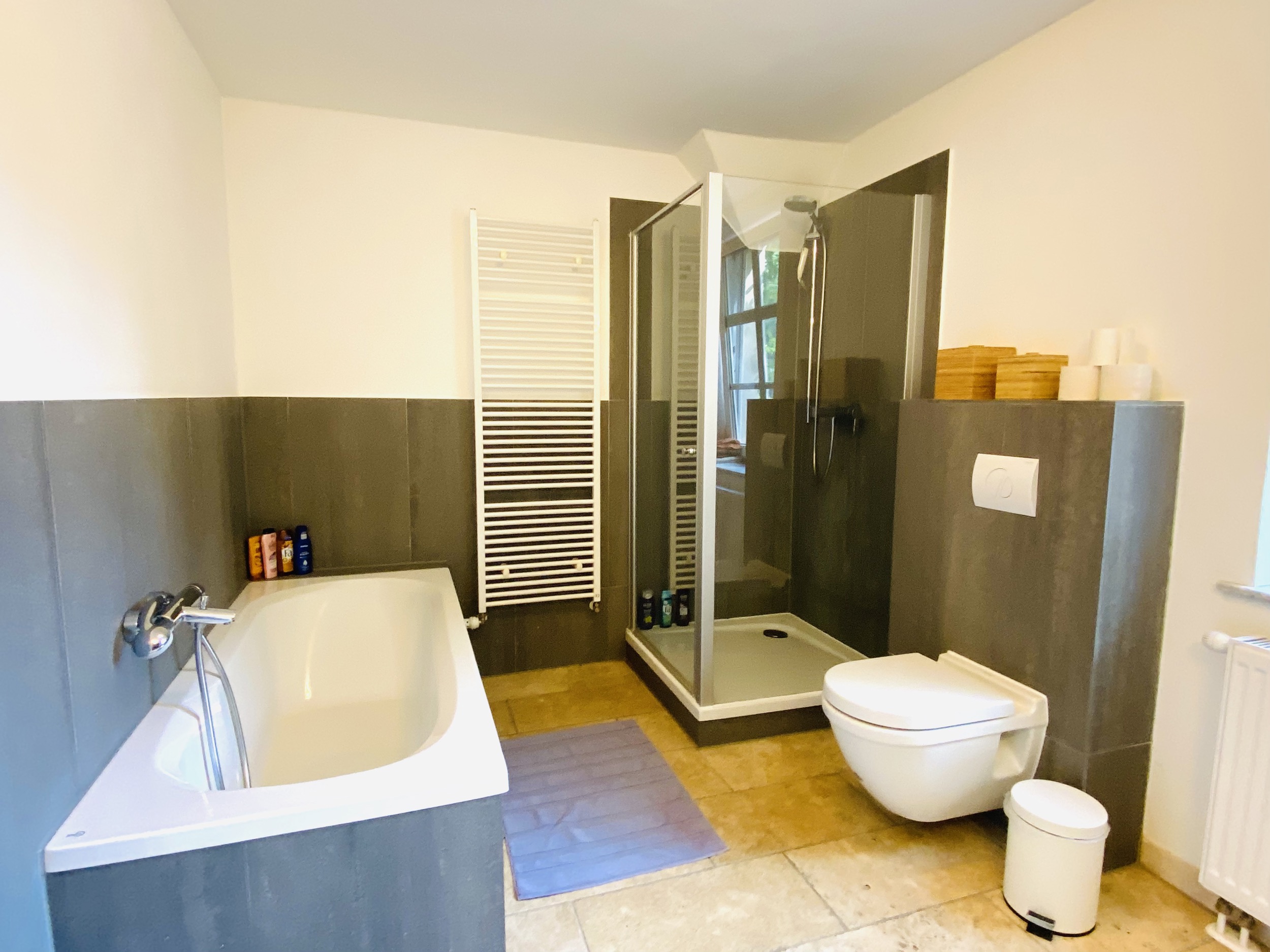 badezimmer bad und dusche erster stock villa kersdorf briesen ferienhaus