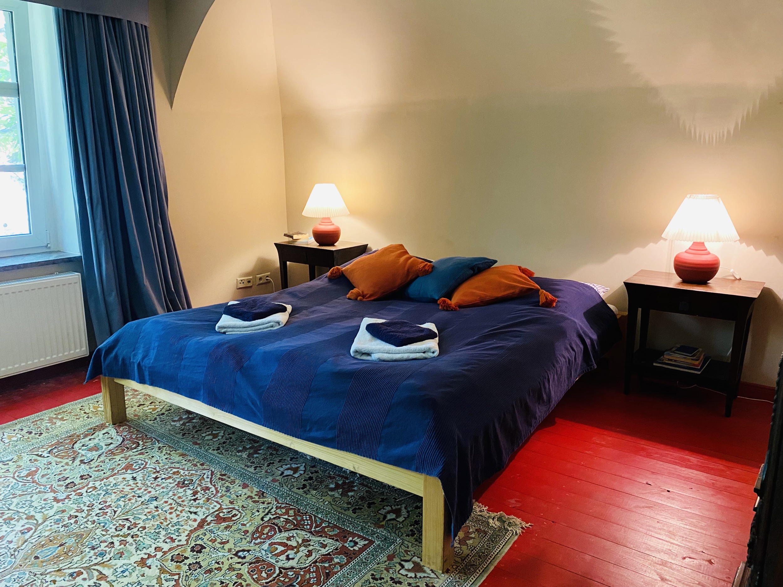 doppelzimmer bett seitenansicht villa kersdorf briesen ferienhaus