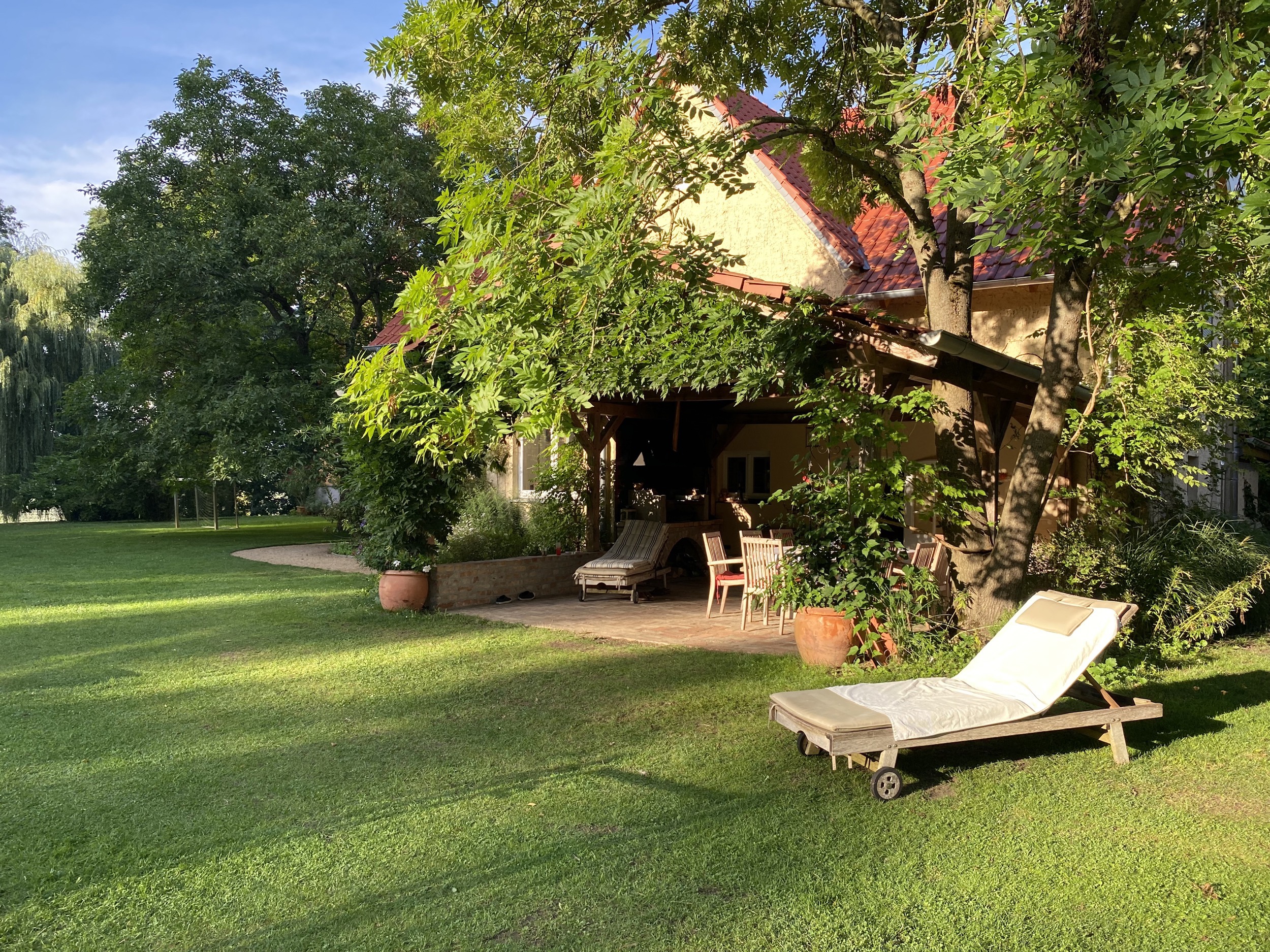 rasen vor terrasse liegestuhl villa kersdorf briesen ferienhaus