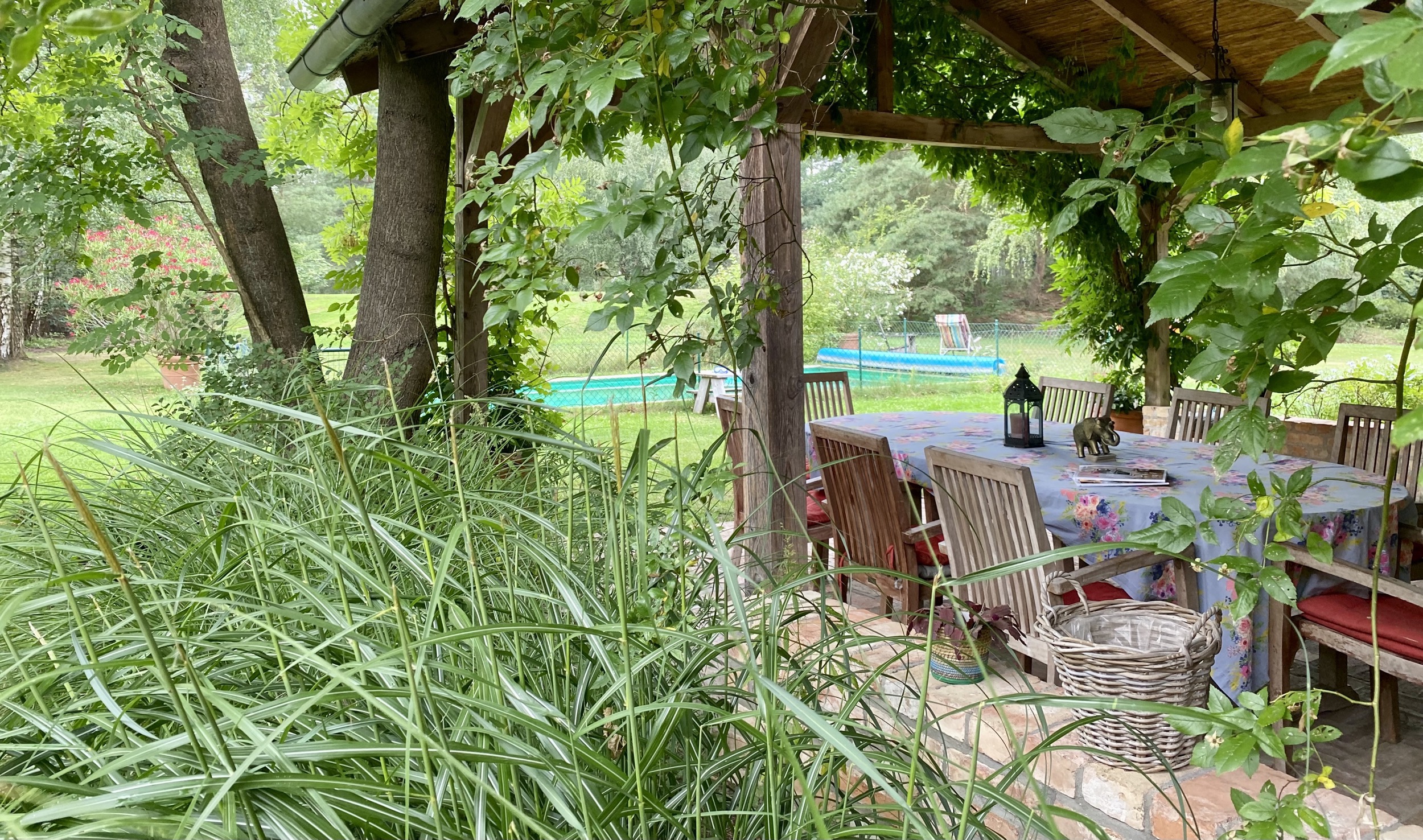 terrasse esstisch blick pool villa kersdorf briesen ferienhaus