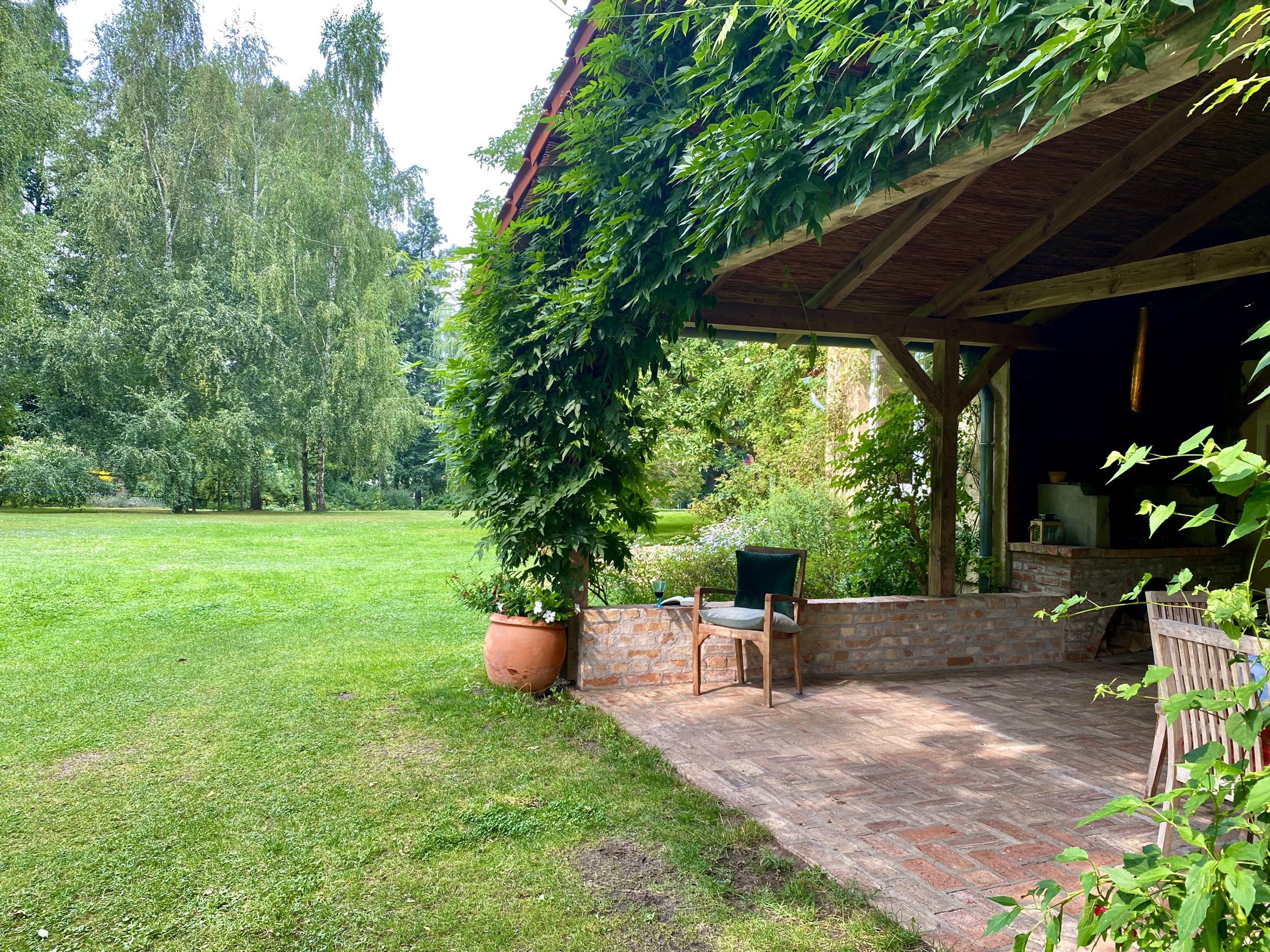 terrasse fruehsommer gruen villa kersdorf briesen ferienhaus