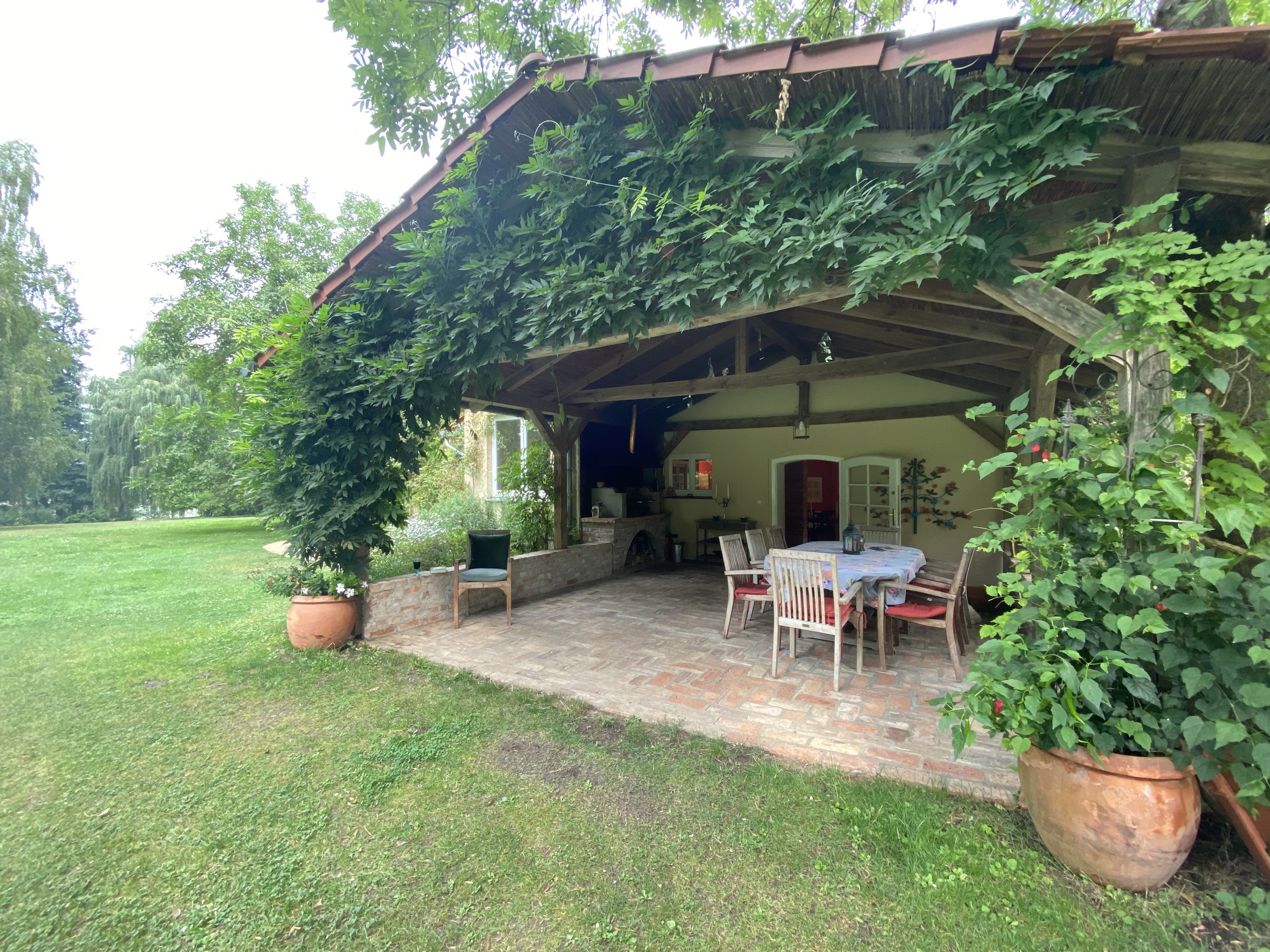 terrasse sattes gruen villa kersdorf briesen ferienhaus